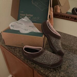 Kuru/Draft 2 men’s 10.5 leather trim shoe slippers